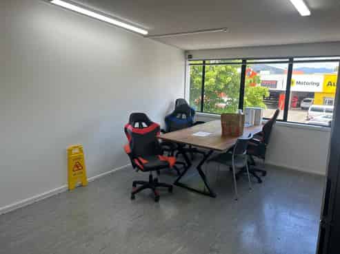 Office and storage in central Frankton