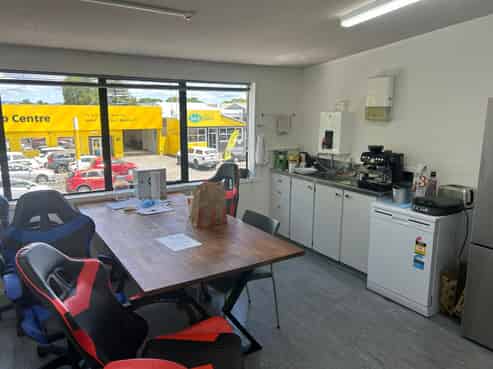 Office and storage in central Frankton