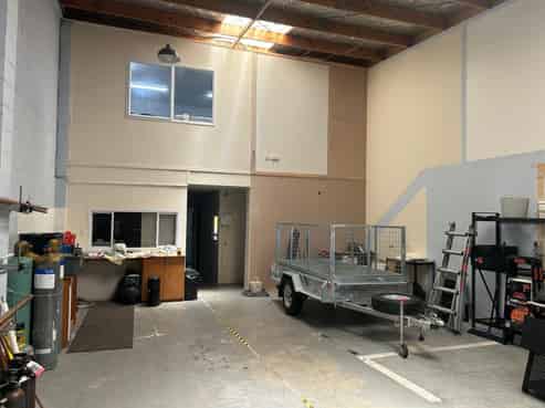 Office and storage in central Frankton