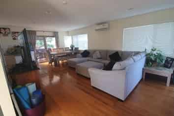 2/227 Sunset Road, Sunnynook