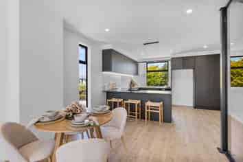 2/11 Donald Place, Merivale