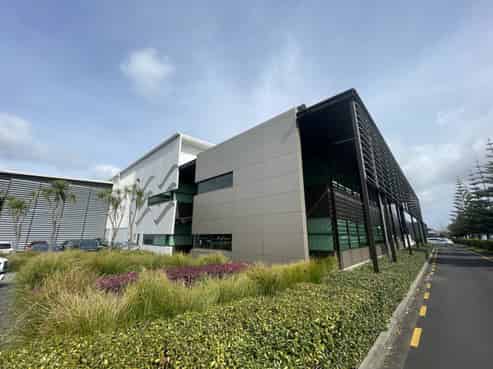High-quality office in Highbrook Business Park