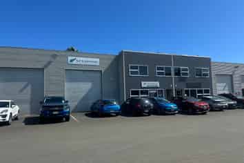 Sought after Strandon Workshop / Showroom Unit