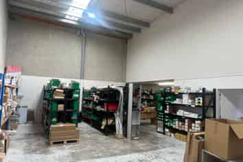 Sought after Strandon Workshop / Showroom Unit
