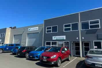 Sought after Strandon Workshop / Showroom Unit