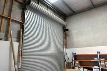 Sought after Strandon Workshop / Showroom Unit
