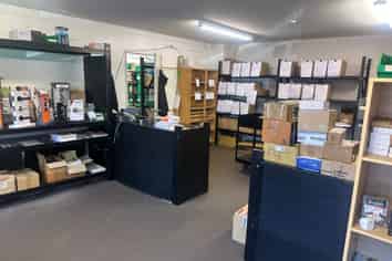 Sought after Strandon Workshop / Showroom Unit