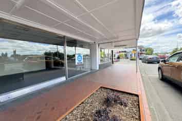 Huge main highway retail space!