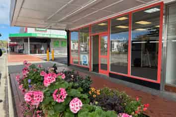 High profile main highway retail space!