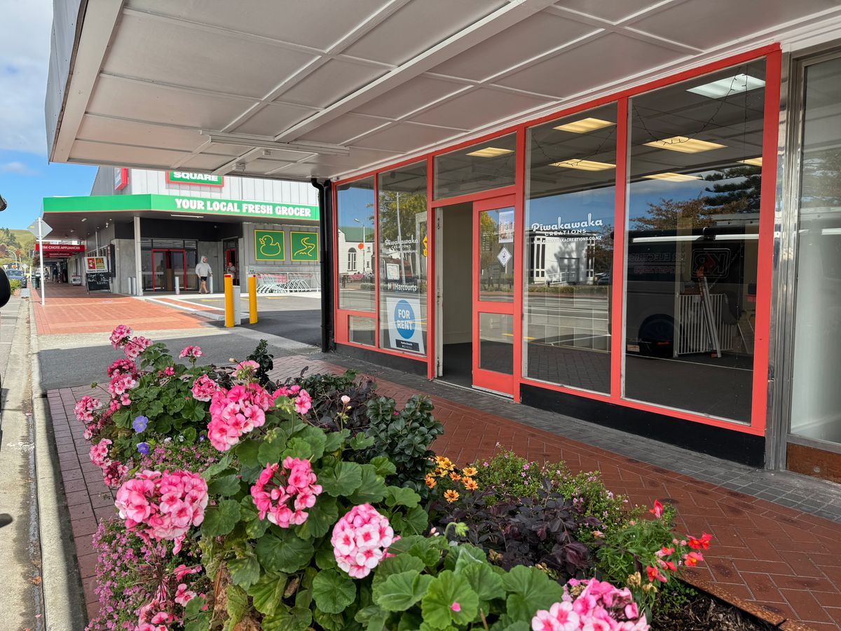 High profile main highway retail space!