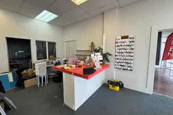 High profile main highway retail space!