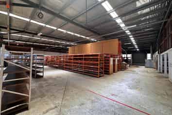 1,764sqm WAREHOUSE & OFFICES WITH 3200sq YARD