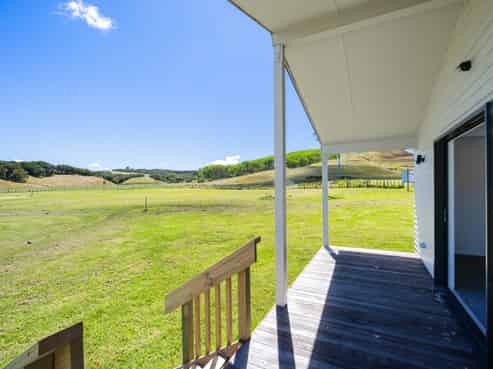 1514 Run Road, Tapora