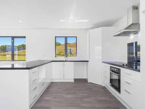 1514 Run Road, Tapora