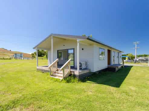 1514 Run Road, Tapora