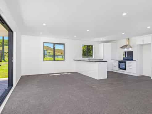 1514 Run Road, Tapora