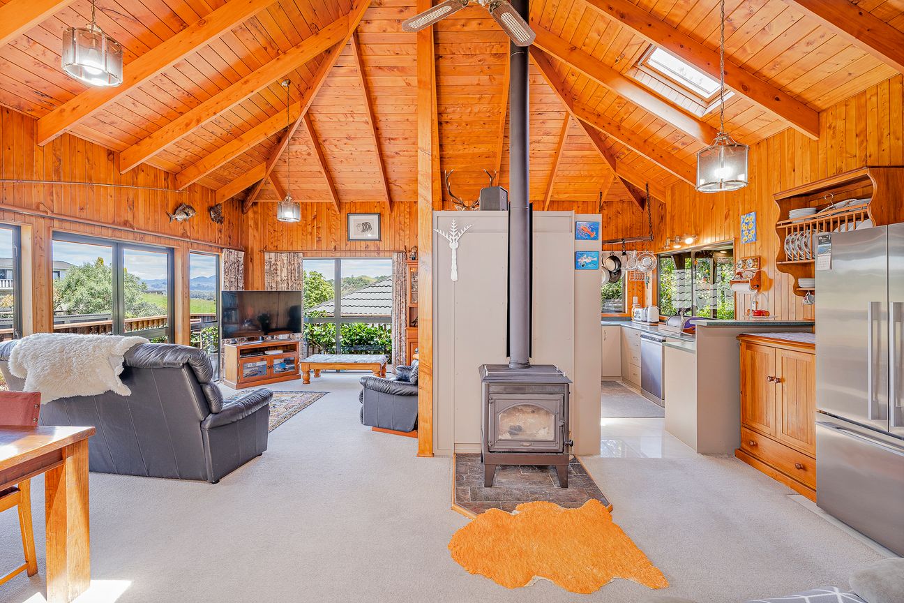 IDEAL... ELEVATED PLUS CLOSE TO BEACH - BUY NOW - Widok 6