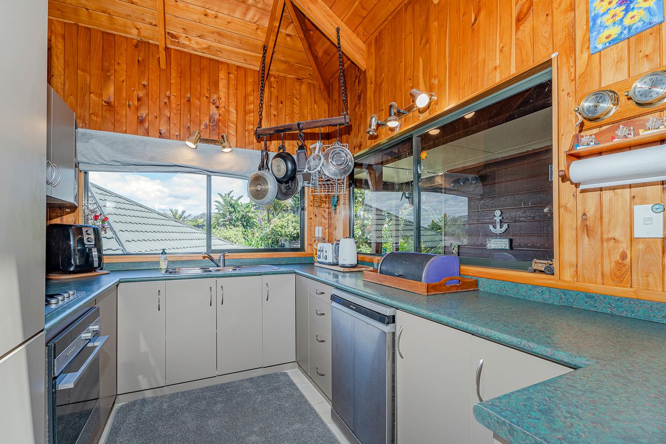 IDEAL... ELEVATED PLUS CLOSE TO BEACH - BUY NOW - Więcej