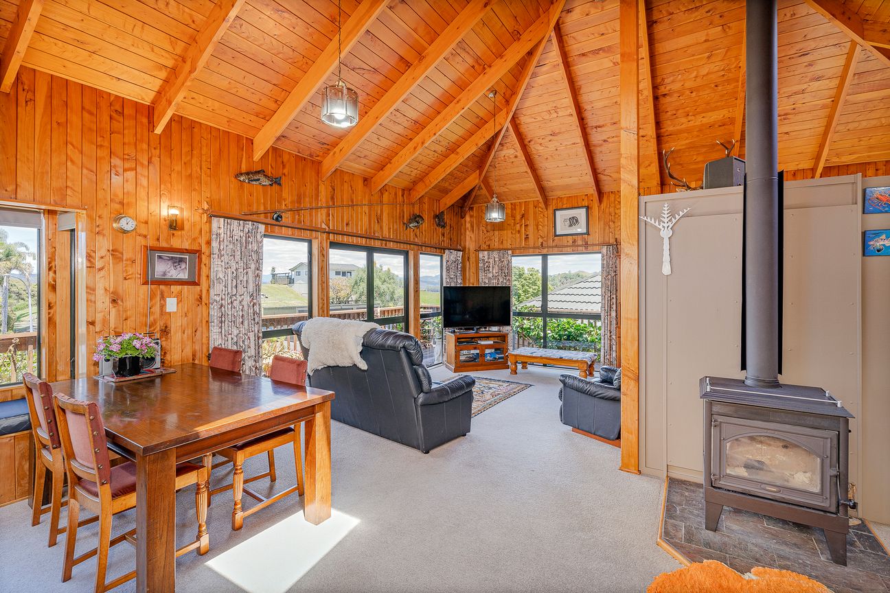 IDEAL... ELEVATED PLUS CLOSE TO BEACH - BUY NOW - Widok 4