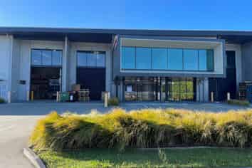 WAREHOUSE/OFFICE IN HIGHGATE BUSINESS PARK
