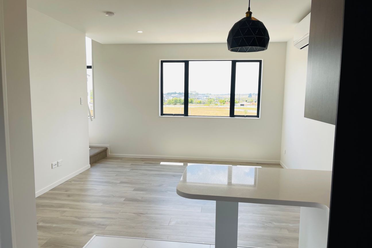 Stress-Free Living - Home With Income- Urgent Sale - Więcej