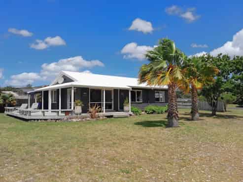 100 Puka Crescent, Matarangi