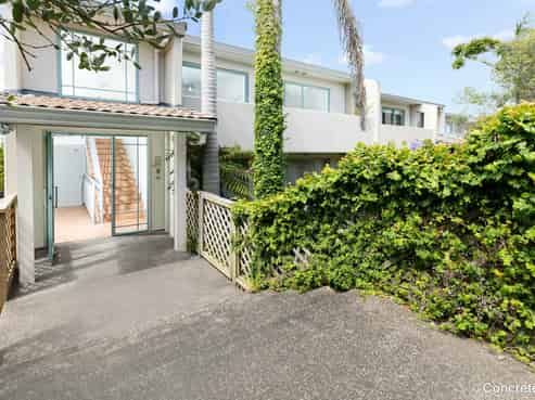 2/221D Sunset Road, Sunnynook