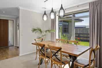 42 Montgomery Crescent, Kinloch