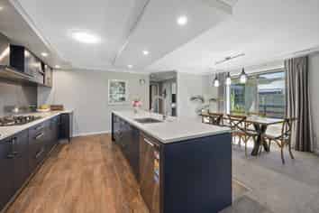 42 Montgomery Crescent, Kinloch