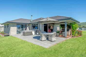 42 Montgomery Crescent, Kinloch