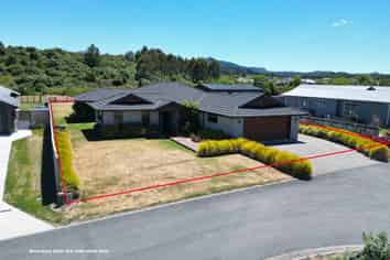 42 Montgomery Crescent, Kinloch
