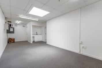 Compact Office in Prime Plaza