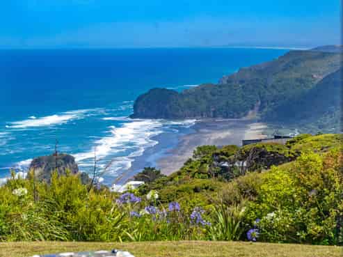 11 Te Ahuahu Road, Piha