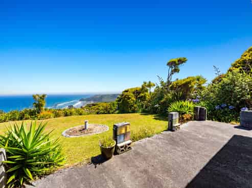 11 Te Ahuahu Road, Piha