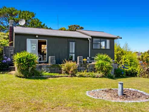 11 Te Ahuahu Road, Piha