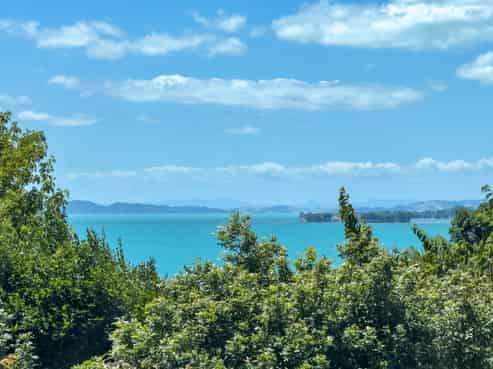 8 Page Point, Mellons Bay