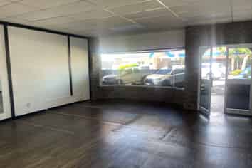 Tidy office/retail space for lease