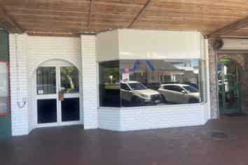 Tidy office/retail space for lease