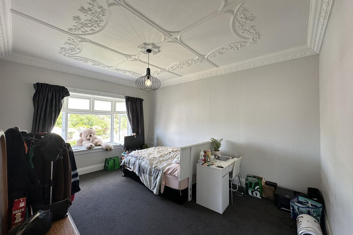 Modernised character home in central location - Widok 6