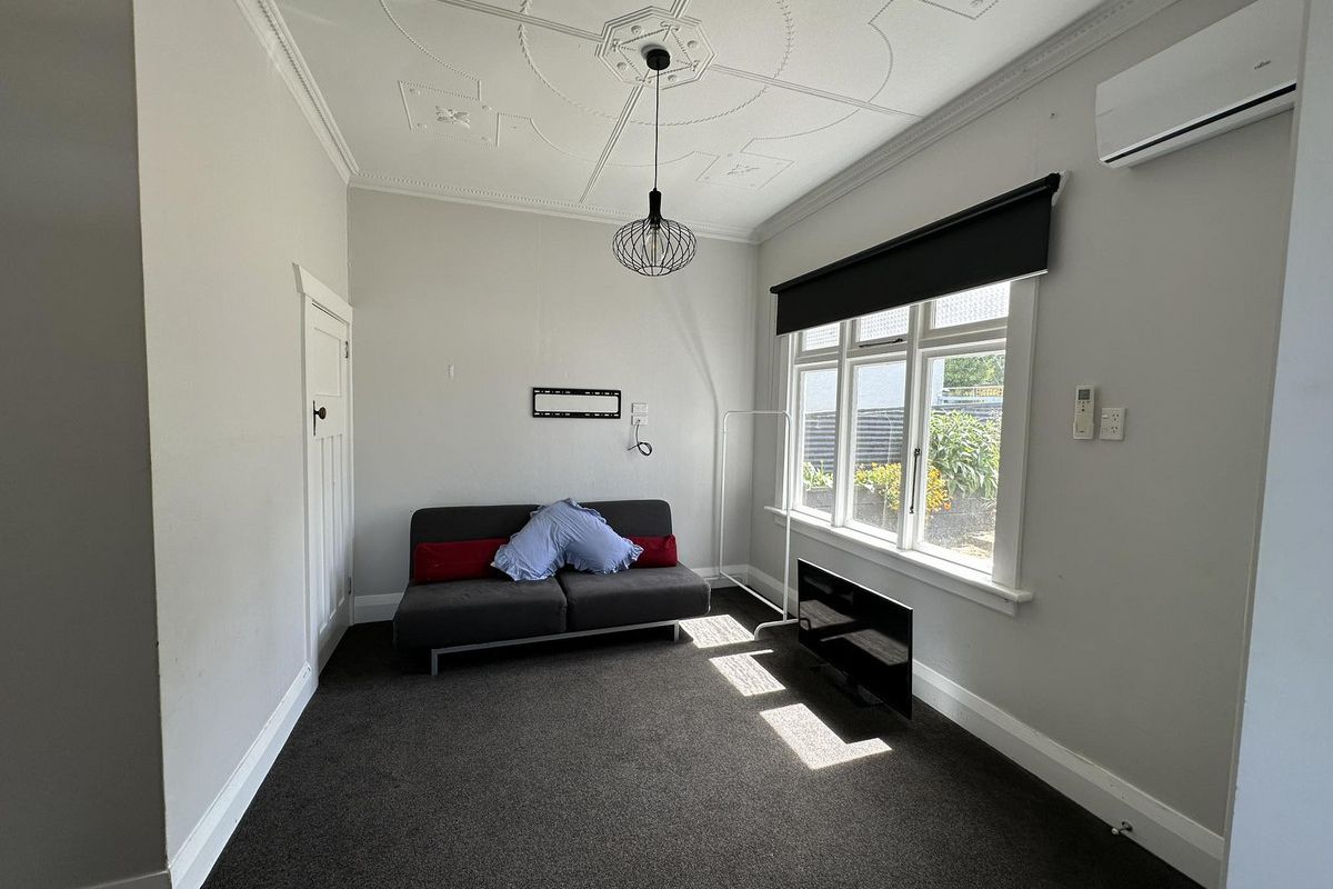 Modernised character home in central location - Widok 2