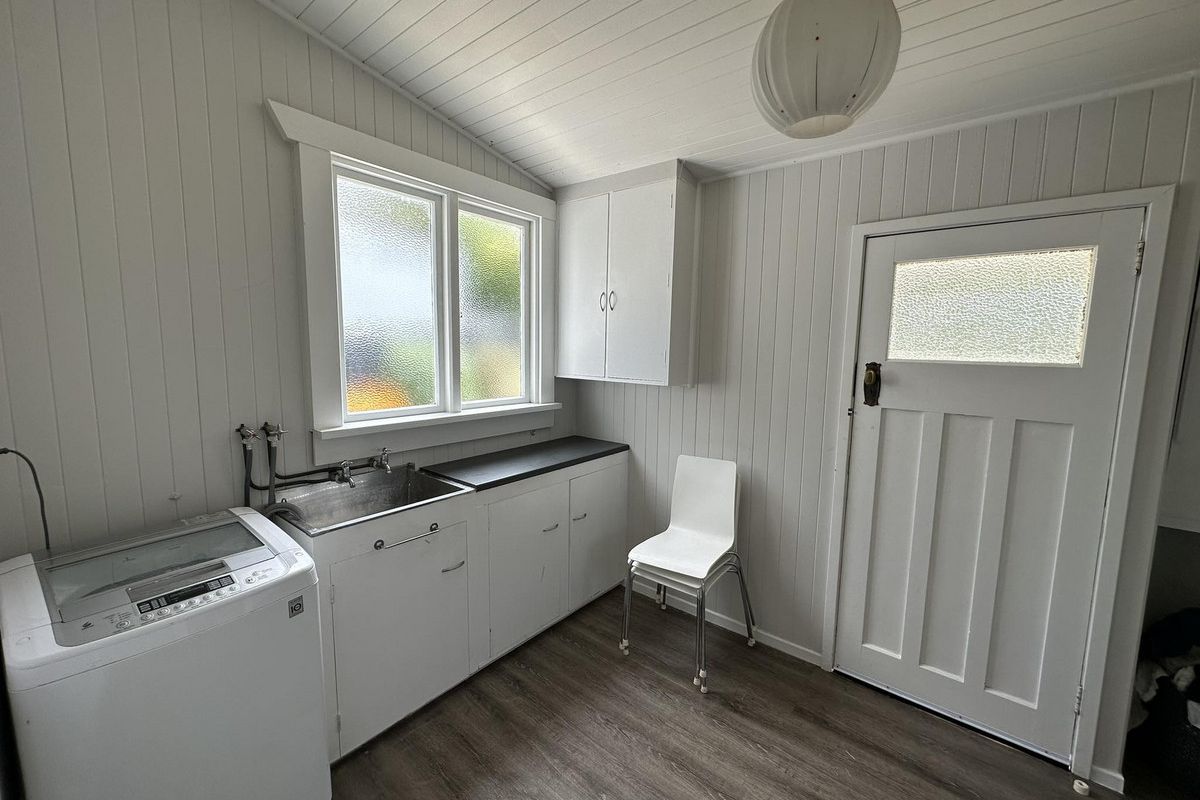 Modernised character home in central location - Widok 5