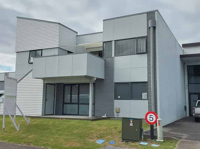 BARGAIN RENT @ $110 PER SQUARE METRE!!