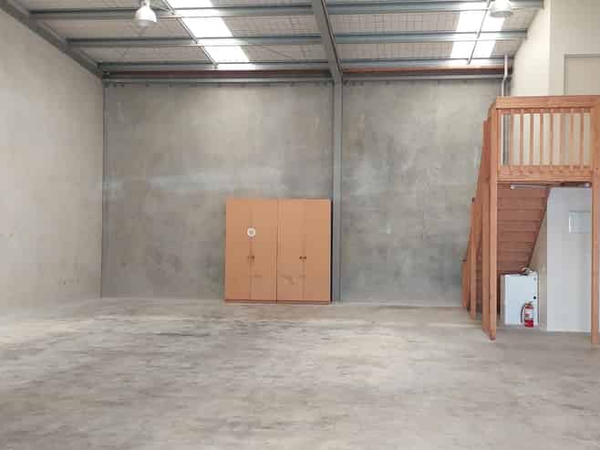 BARGAIN RENT @ $110 PER SQUARE METRE!!