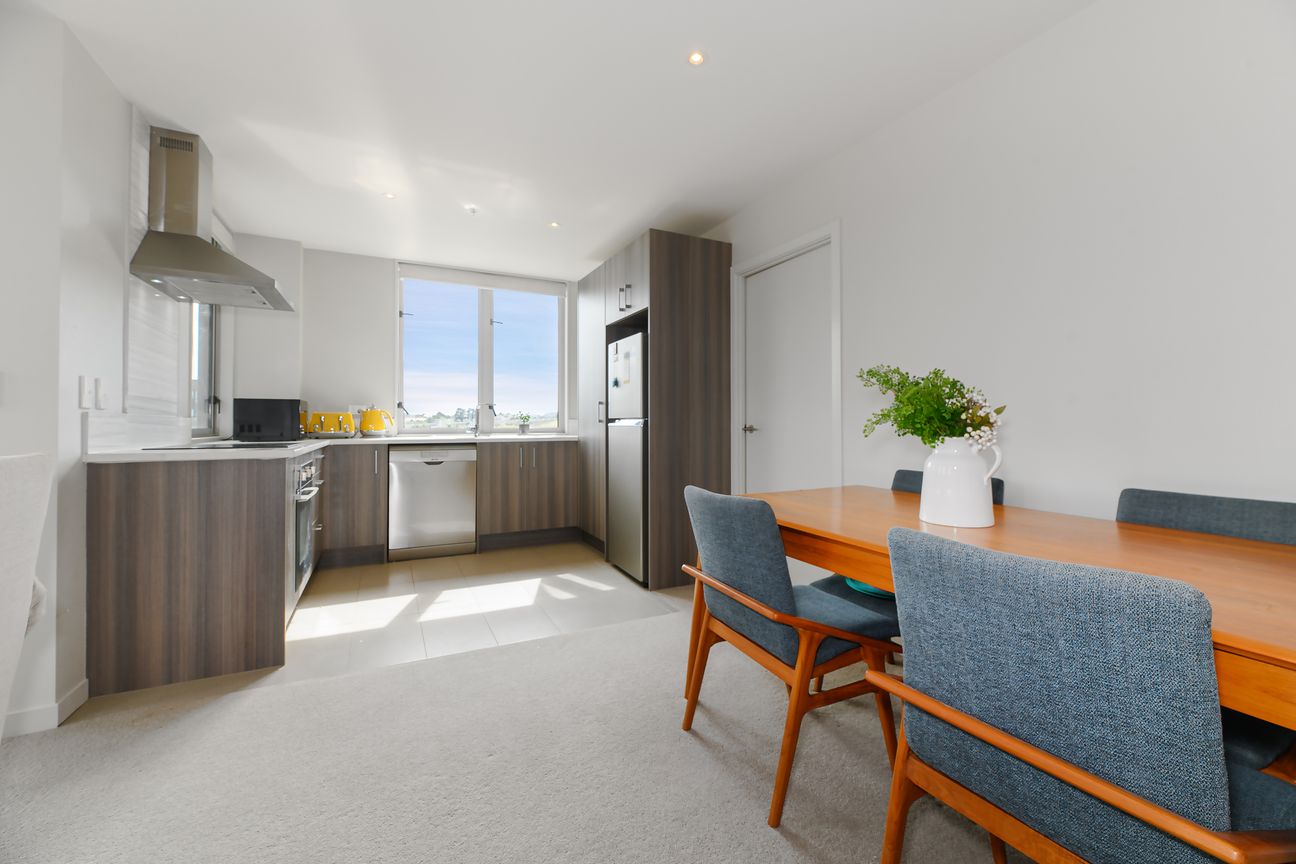 Asking Price $749,000 | Elevated & Corner - Ansicht 5