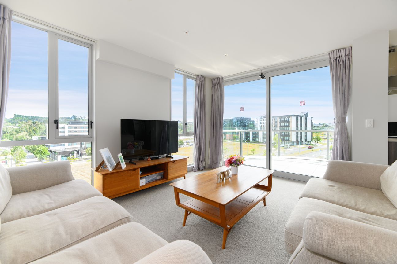 Asking Price $749,000 | Elevated & Corner - Ansicht 3