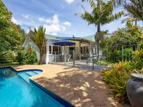 38 Queensway, Three Kings