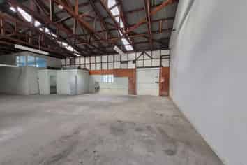 Versatile 300m² Warehouse Space in Glendene 