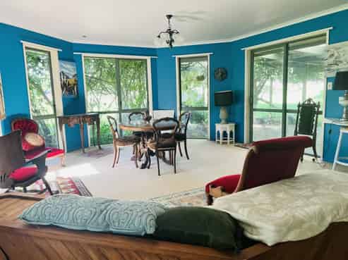 120 Springs Road, Poroti