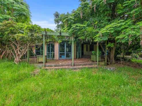 120 Springs Road, Poroti