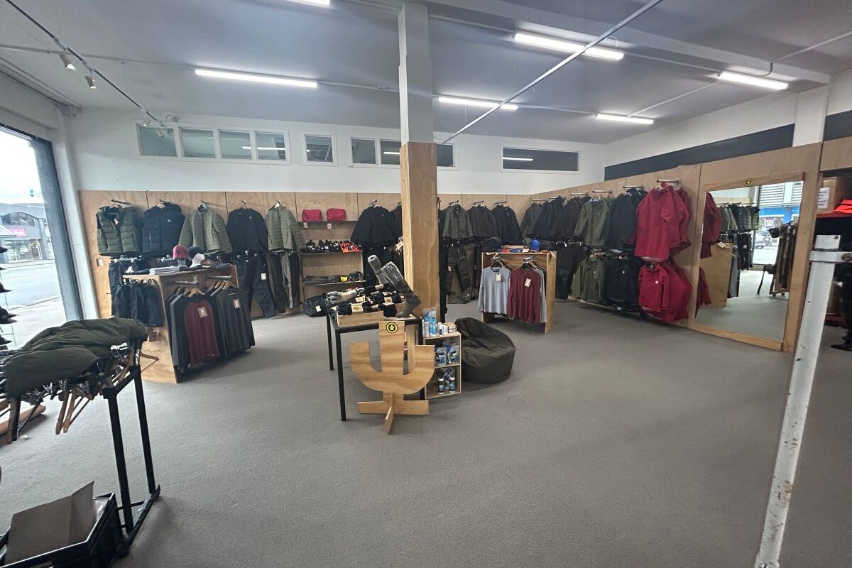 Large Affordable Showroom – pohled 3